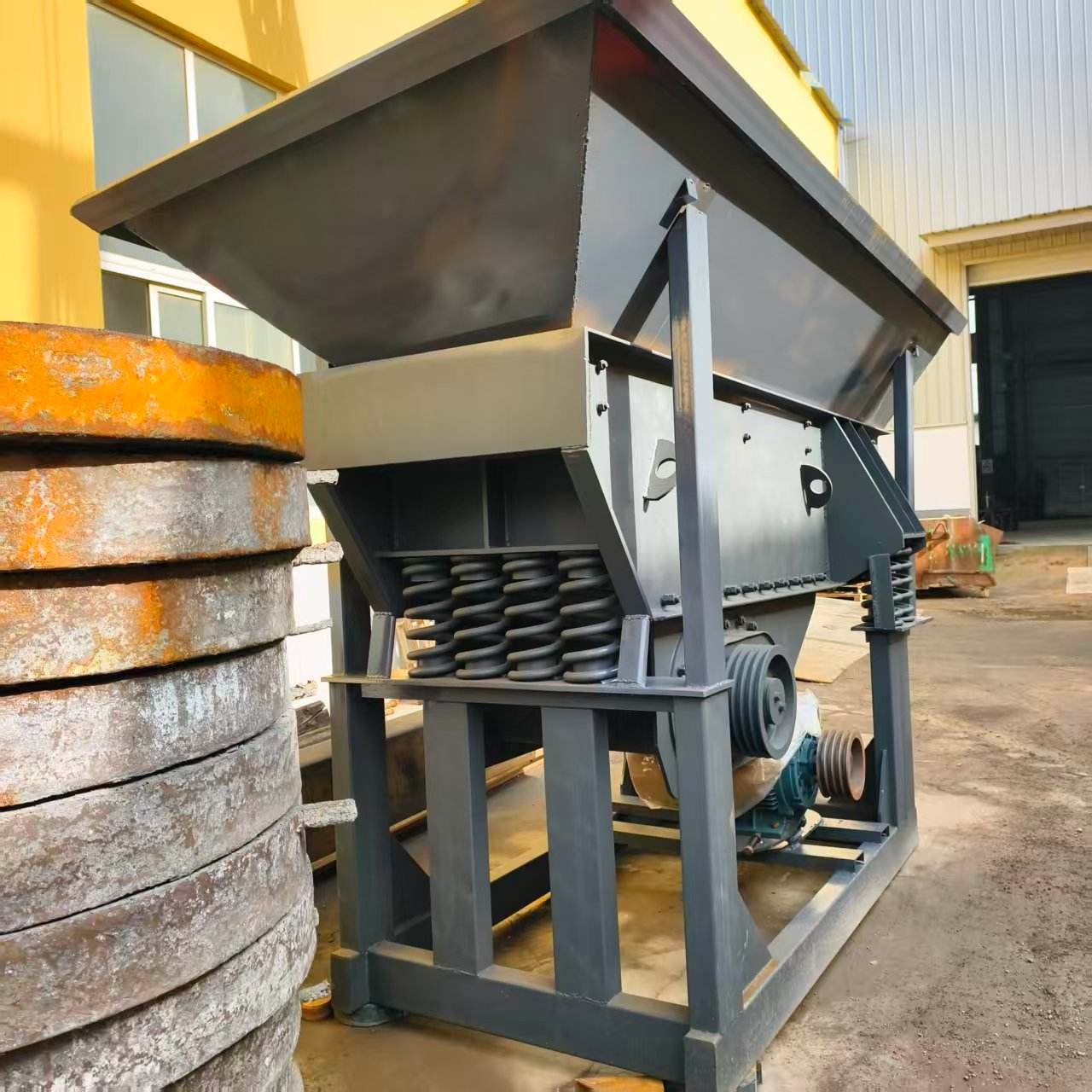 High-efficiency Vibrating Feeder for Aggregate Feeding in Mines and Quarries - Image 3